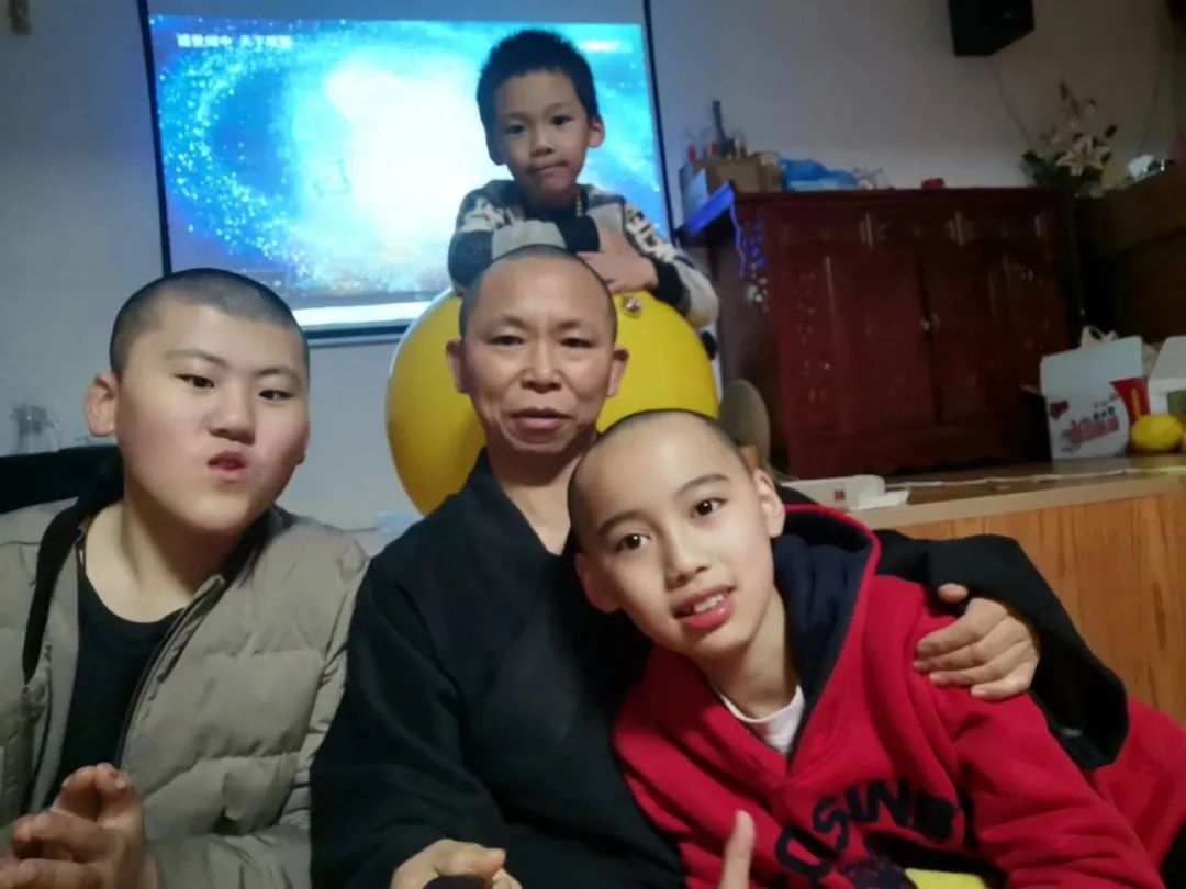 世界自閉癥日｜廟里來(lái)了個(gè)年輕女人，卻成為四個(gè)星星孩子的媽媽?zhuān)屢磺凶兊酶篮? src=