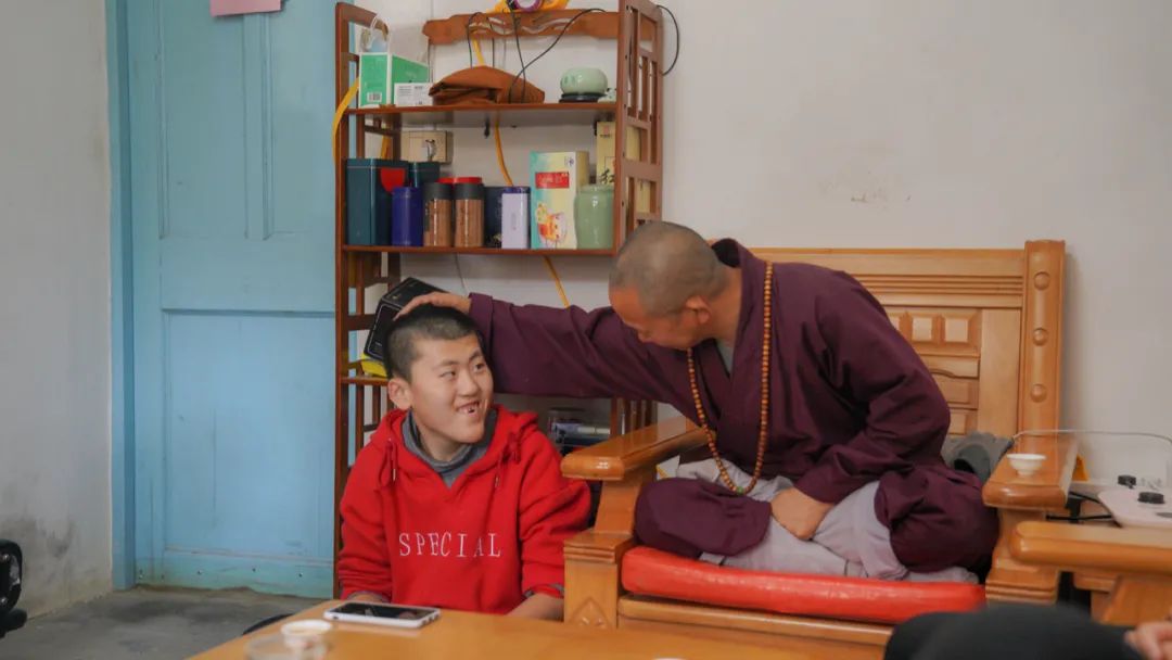 世界自閉癥日｜廟里來(lái)了個(gè)年輕女人，卻成為四個(gè)星星孩子的媽媽?zhuān)屢磺凶兊酶篮? src=