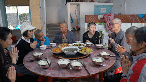 世界自閉癥日｜廟里來(lái)了個(gè)年輕女人，卻成為四個(gè)星星孩子的媽媽?zhuān)屢磺凶兊酶篮? src=