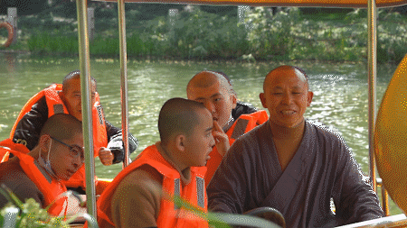 世界自閉癥日｜廟里來(lái)了個(gè)年輕女人，卻成為四個(gè)星星孩子的媽媽?zhuān)屢磺凶兊酶篮? src=