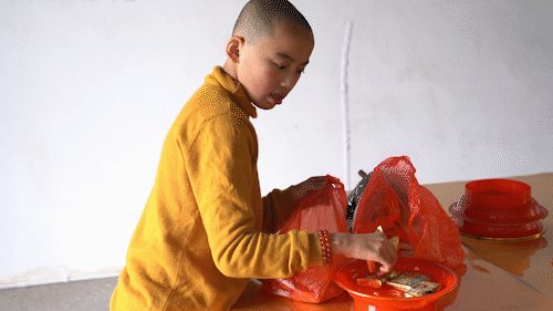 世界自閉癥日｜廟里來(lái)了個(gè)年輕女人，卻成為四個(gè)星星孩子的媽媽?zhuān)屢磺凶兊酶篮? src=